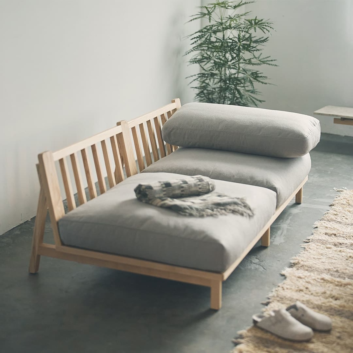 寝転んでくつろげる、深めのクッション