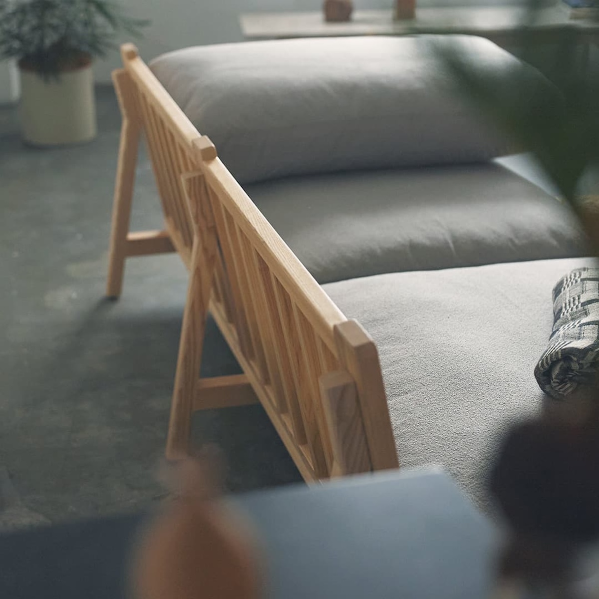 細部に丸みを持たせた格子状の背