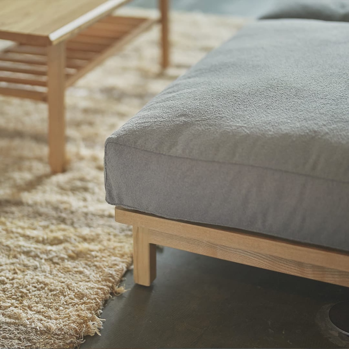 フェザーをふんだんに使用したクッション