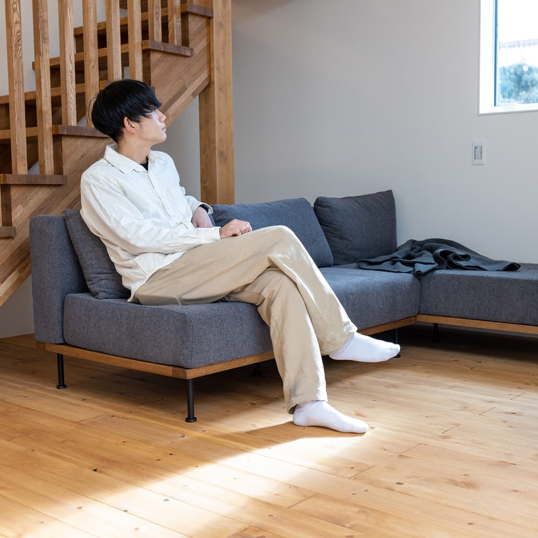 グレー