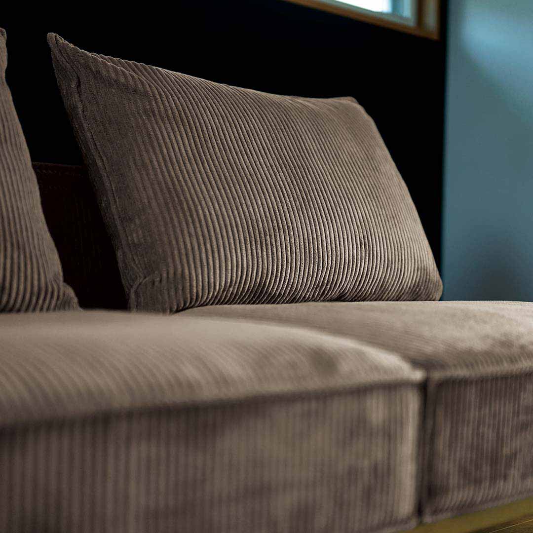 ダークベージュ