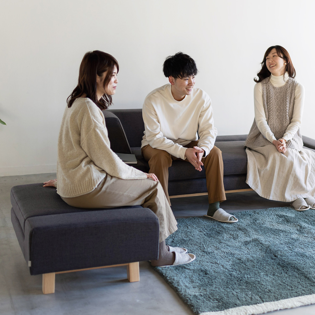 チャコールグレー