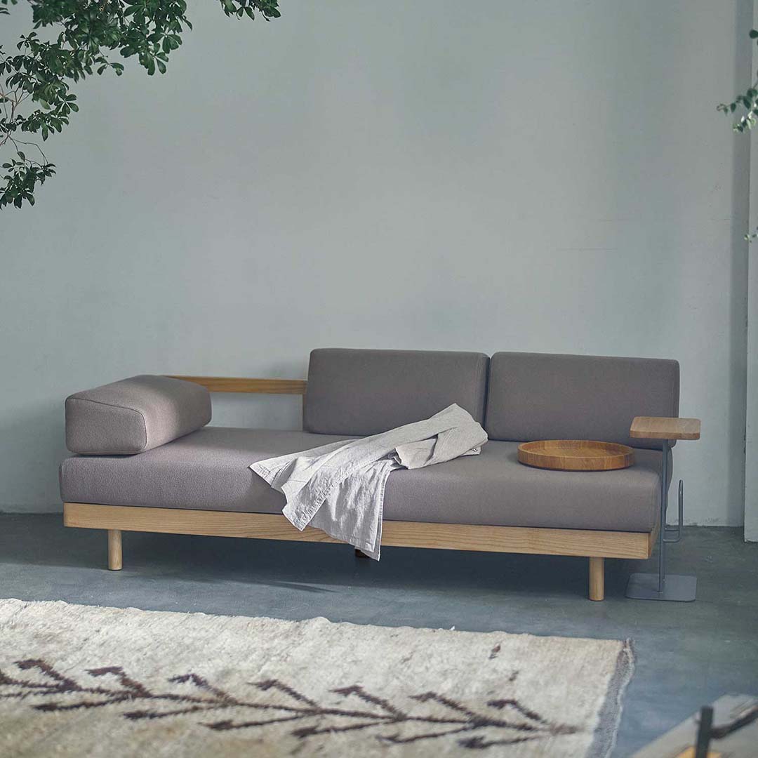 チャコールグレー