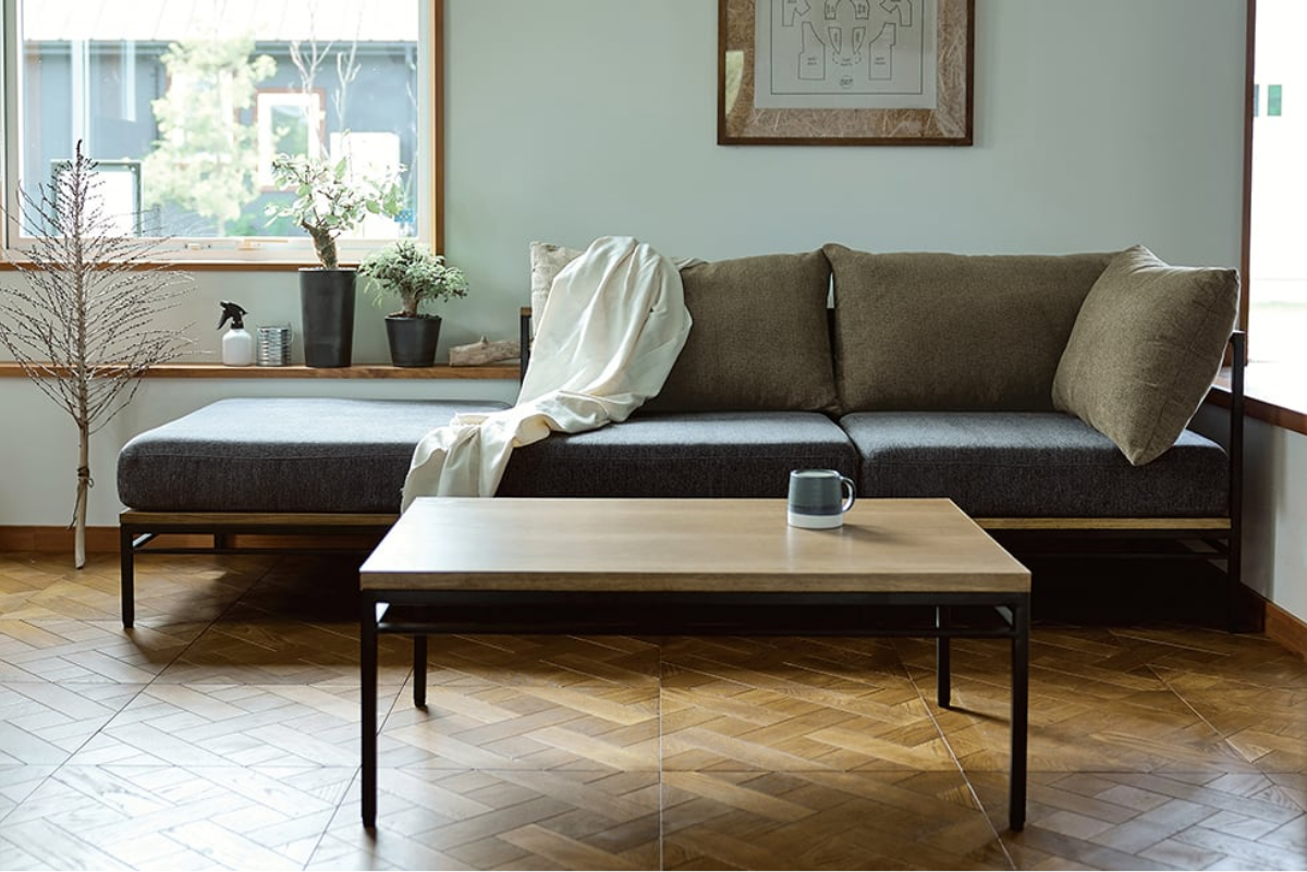 廊下や階段の手すりをイメージしたスリムなアイアンデザイン、ADRSのソファ カーラソファセット ベージュ