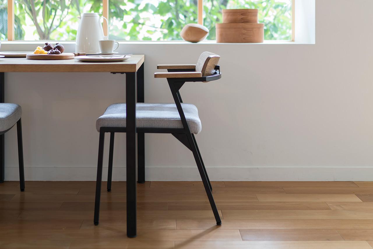 美しいシャープなラインが特徴の脚ADRSのテーブル ドリス ダイニングチェア グレー