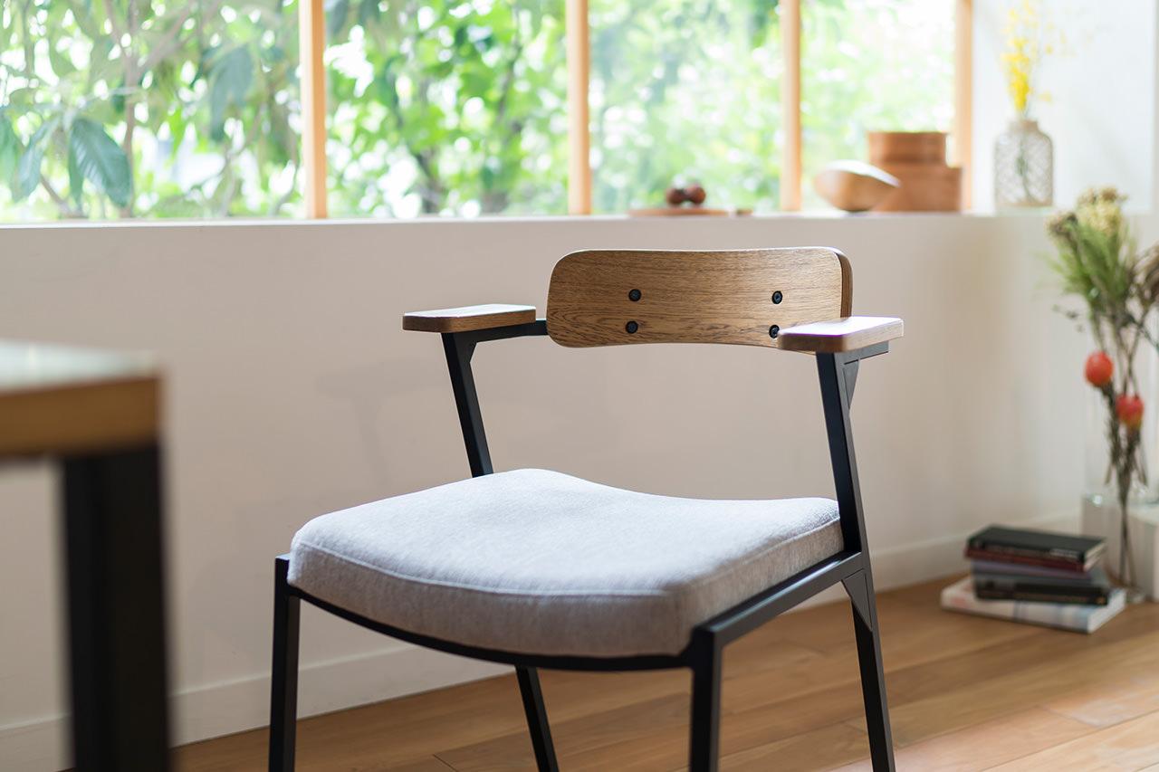 ゆるく湾曲した形状が身体にそっと沿ってくれる。ADRSのテーブル ドリス ダイニングチェア グレー