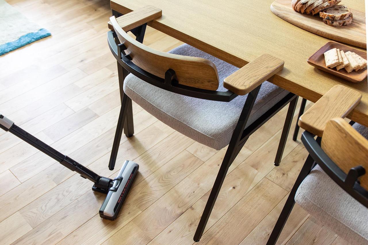 テーブルに掛けて浮かすことで掃除のしやすいADRSのテーブル ドリス ダイニングチェア グレー