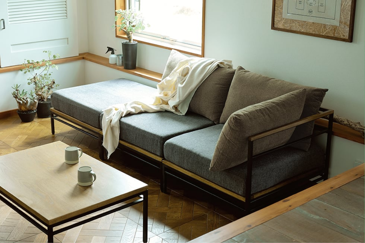 絶妙なバランスによりアートあに合う空間に。ADRSのソファ カーラ ソファ コーナー ベージュ