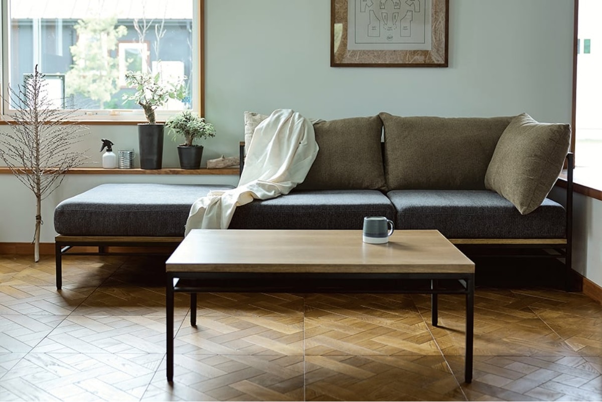 手すりをイメージしたスタイリッシュなデザイン。ADRSのソファ カーラ ソファ オットマン ダークグレー