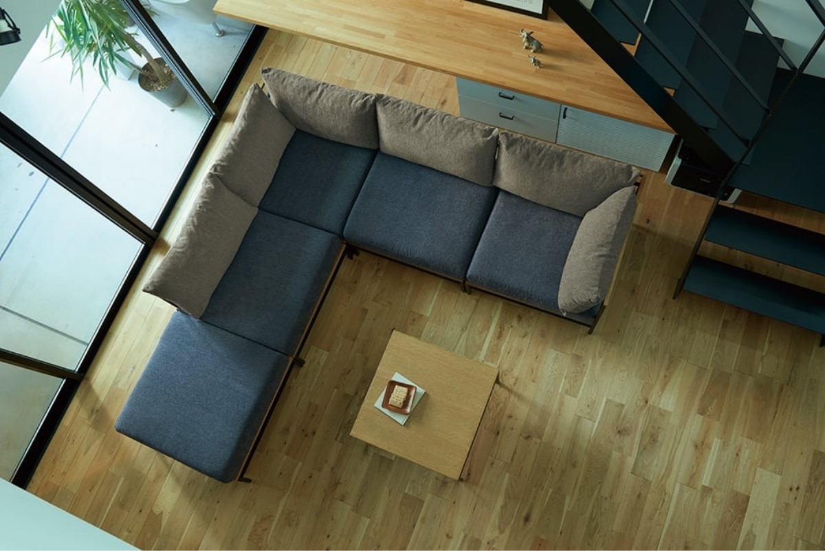 家族団らんの時間にも。ADRSのソファ カーラ ソファ オットマン ダークグレー