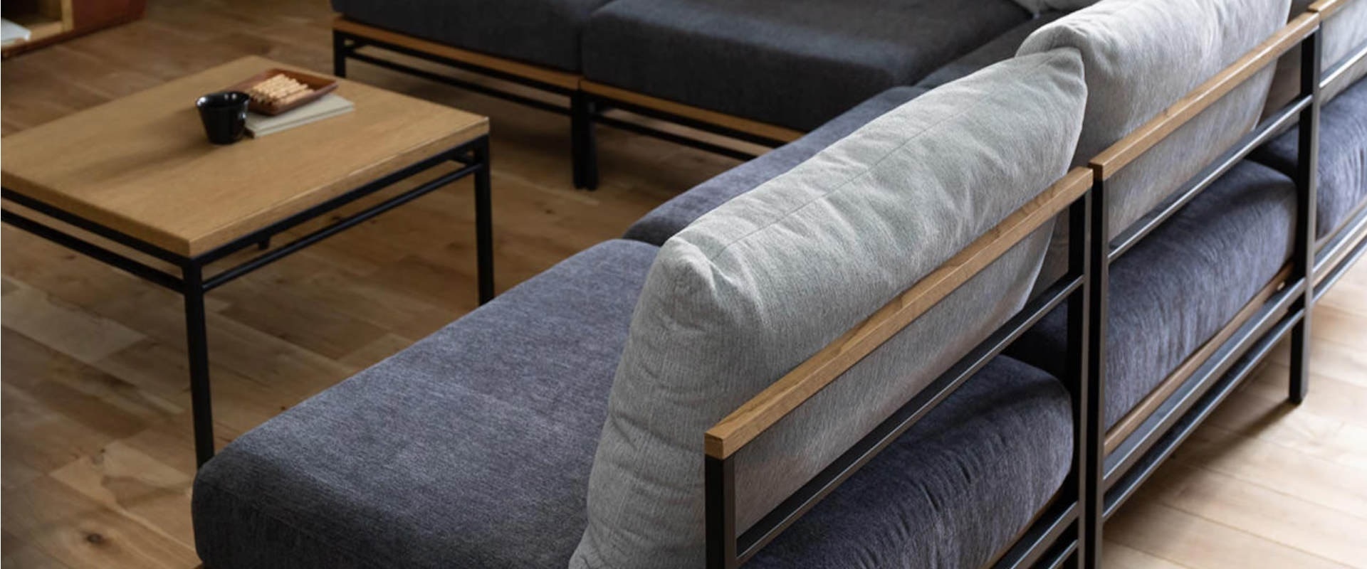 フレームとクッションのコントラストが心地よいADRSのソファ カーラ ソファ オットマン ダークグレー