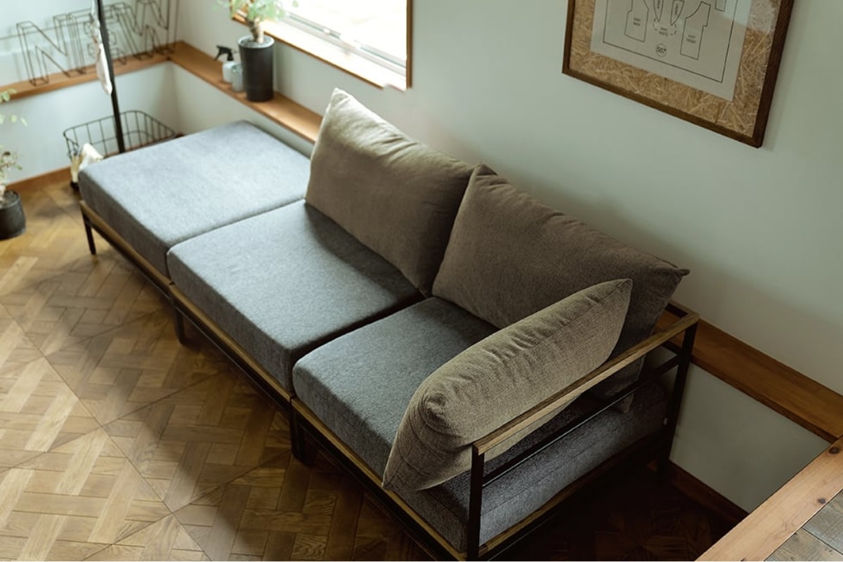 個別になっているので搬入がしやすいADRSのソファ カーラ ソファ オットマン ダークグレー