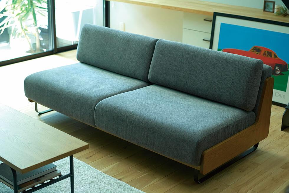 両サイドにオーク無垢材を使った ADRS コニー ソファ 2.5人掛け グレー