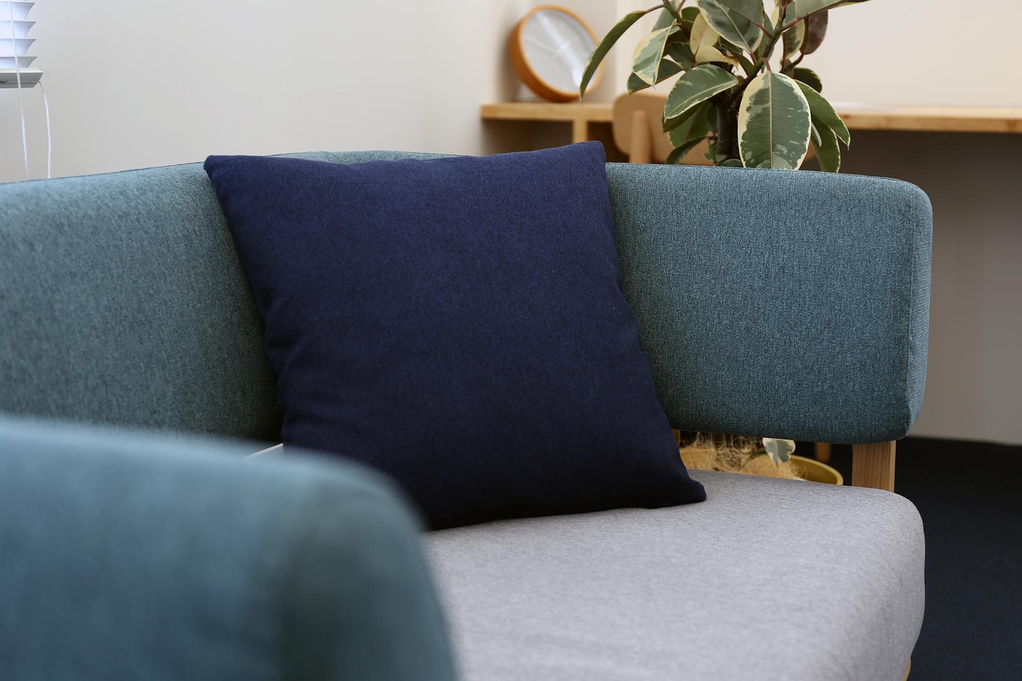 ボリューム感あるSIEVE ブラケットソファ用クッション グリーン