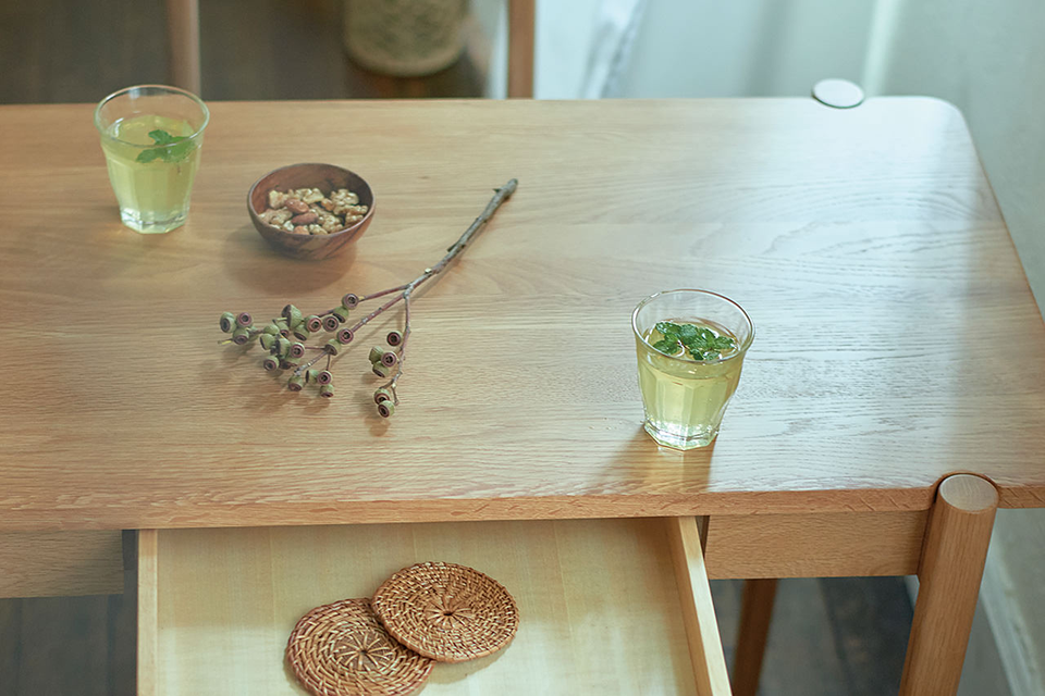 くぼみが特徴的な SIEVE デント ダイニングテーブル Mサイズ