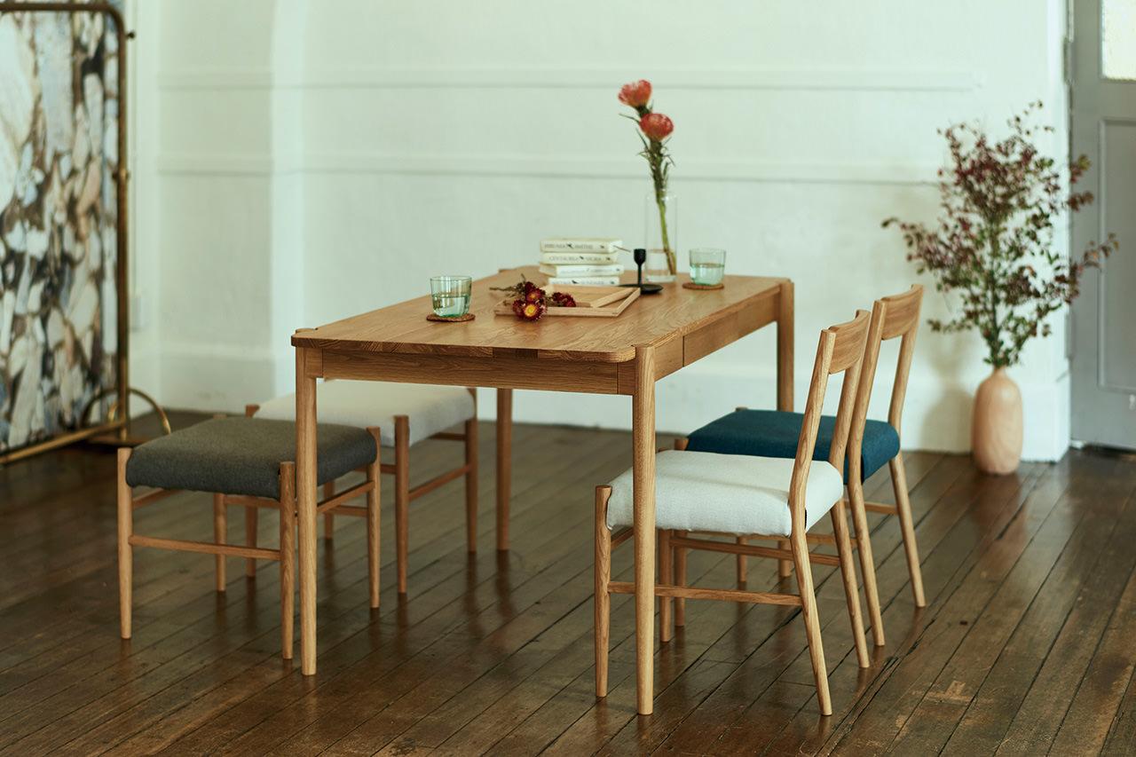 統一感を与える同シリーズ SIEVE デント ダイニングテーブル Mサイズ