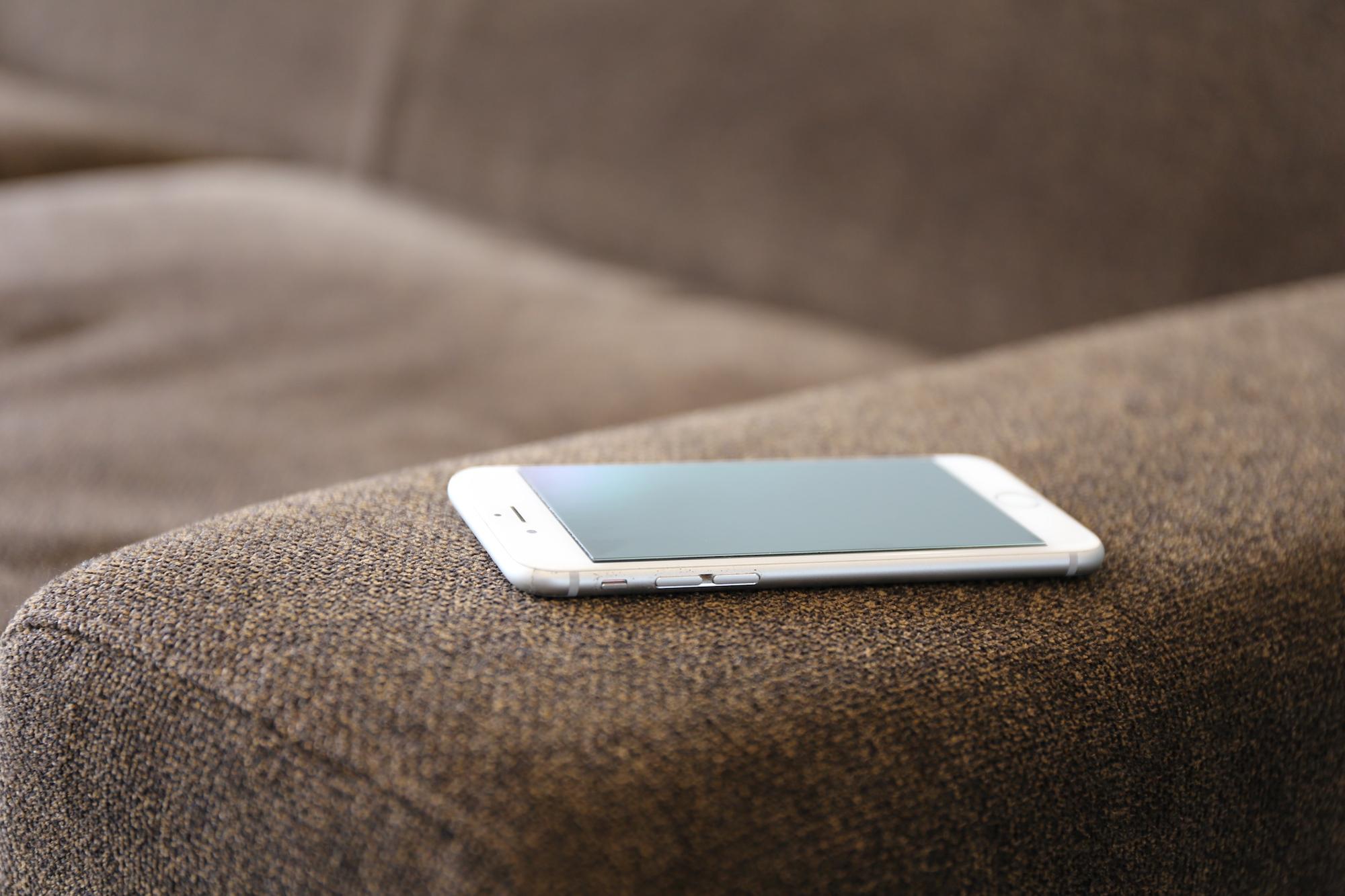 幅広の肘掛けで小物も置ける SIEVE バージュ ソファ 2人掛け ブラック