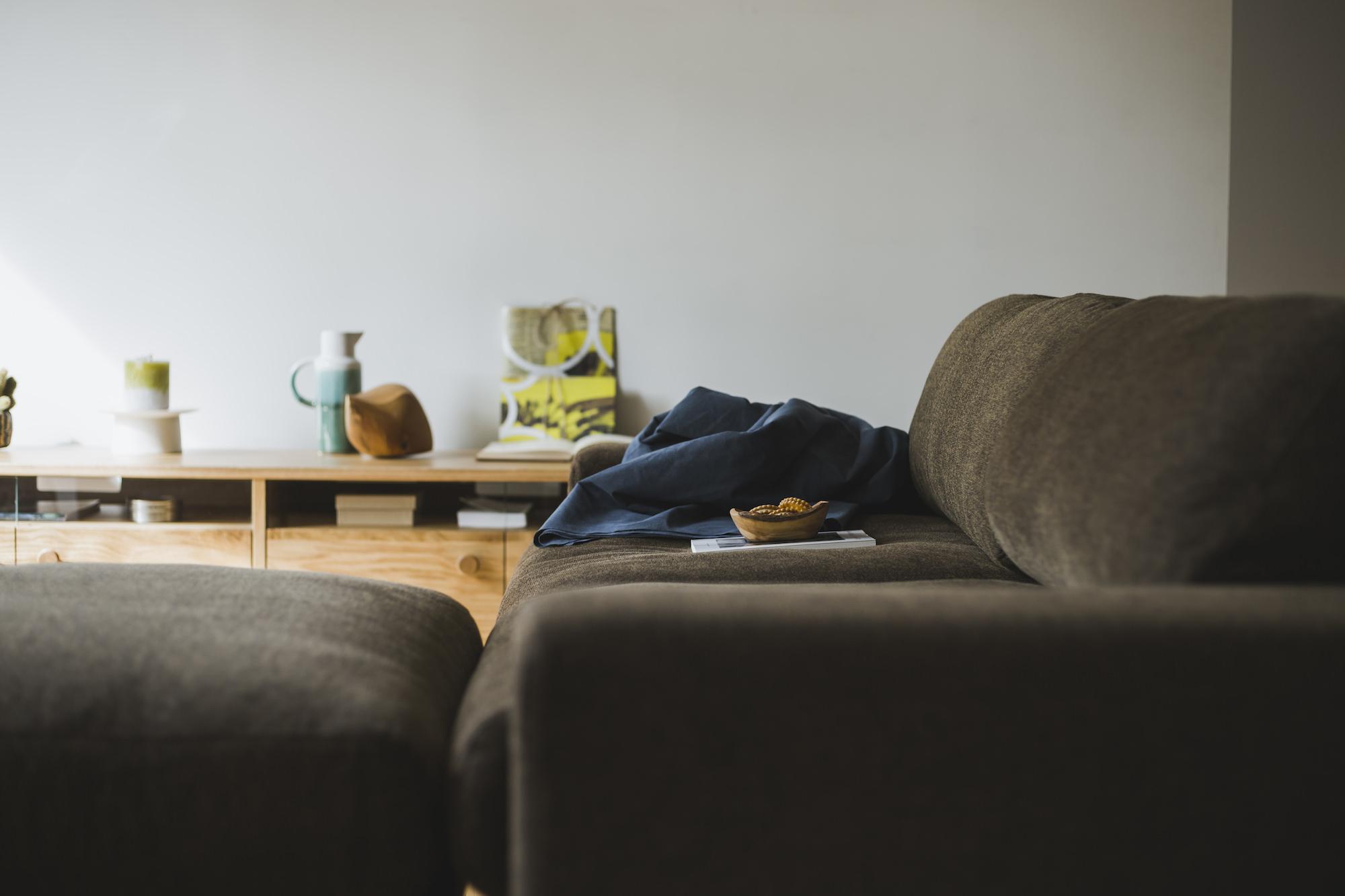 落ち着いた雰囲気をまとう SIEVE バージュ ソファ 2人掛け グレー