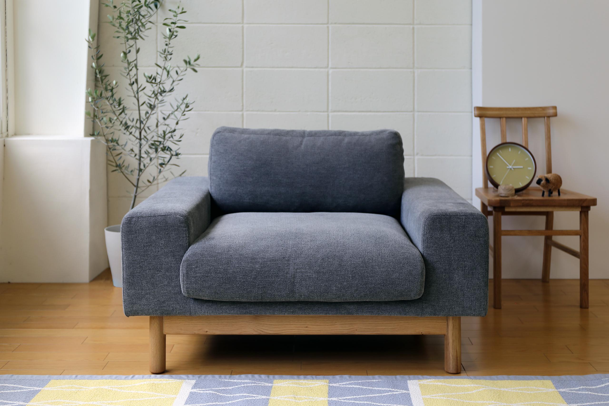 全体的に高さを抑えた、ゆったりとしたソファ。SIEVE バージュ ソファ 1人掛け/ブルー
