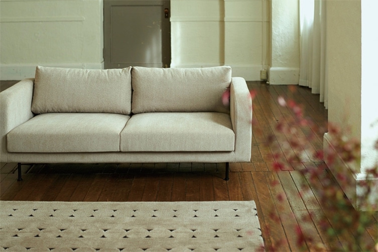 クッションには上質なフェザーを採用 SIEVE モンス ソファ 2人掛け ダークグレー