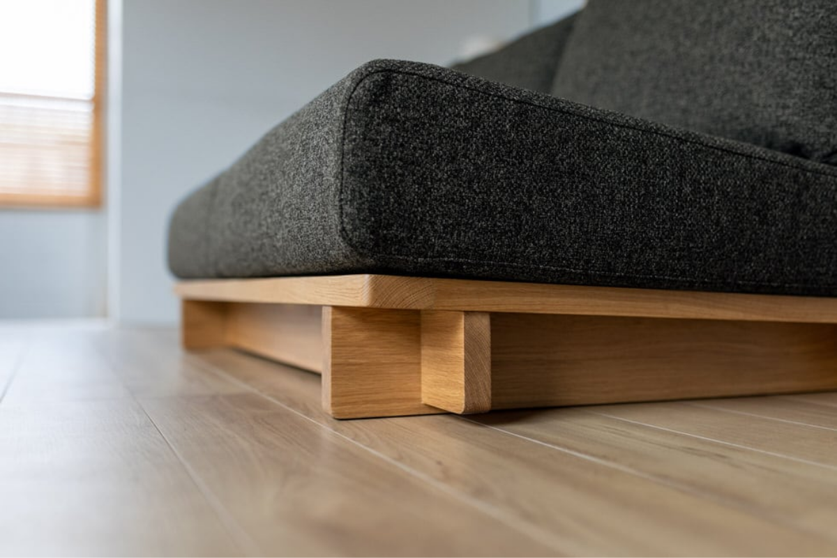 特徴的な木製フレーム SIEVE クロッシングソファ 2人掛け ブラック