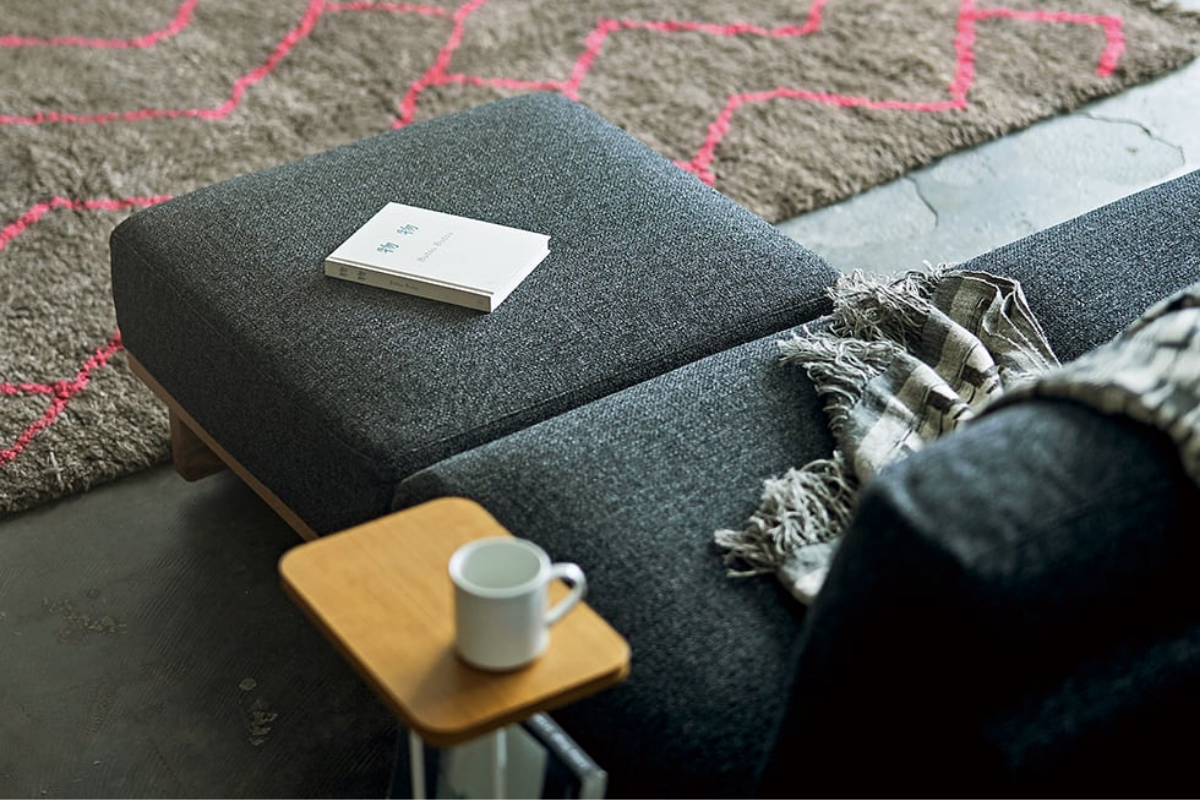 足を伸ばしてくつろげる SIEVE クロッシングソファ 1人掛け ブラック