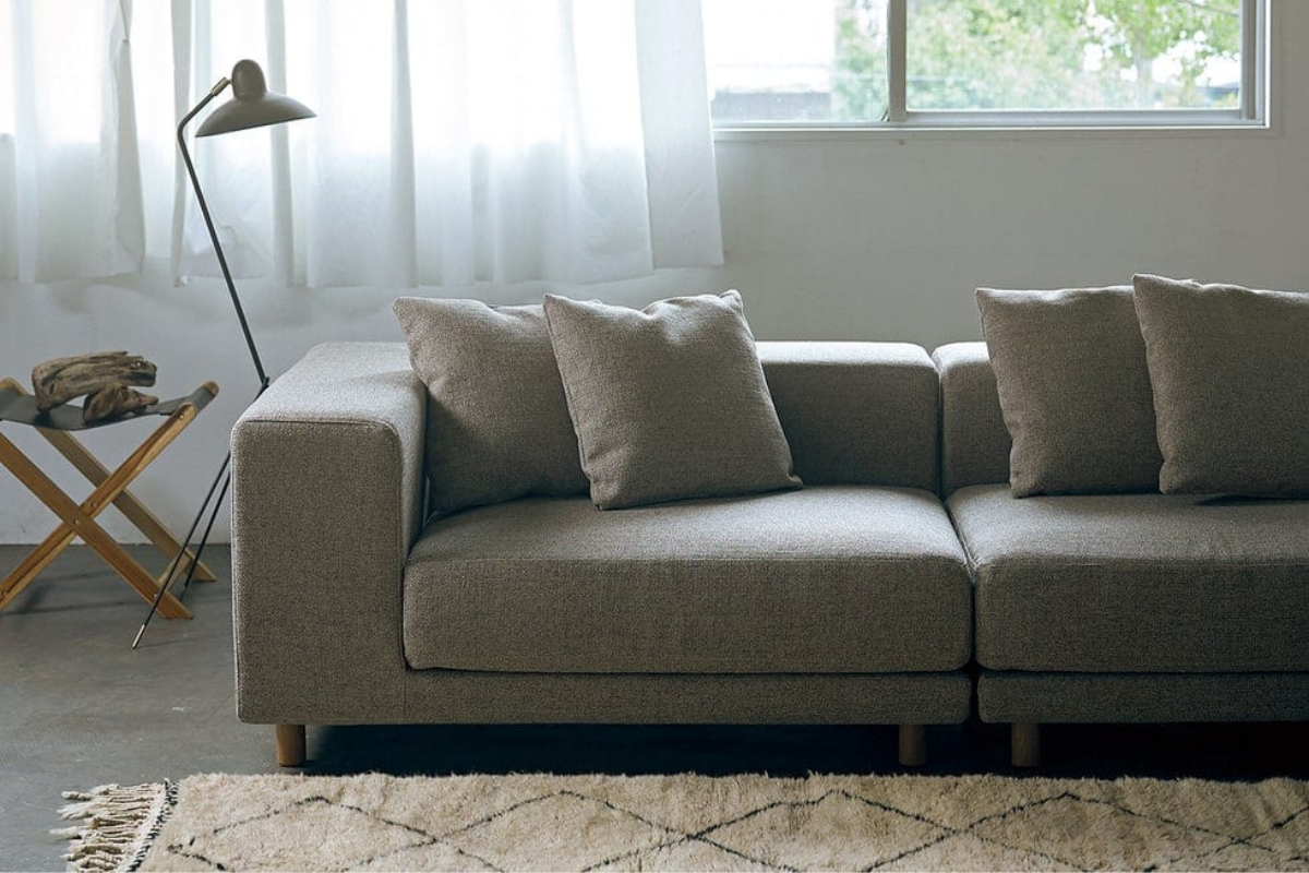 ボリューム感のあるひじ掛け SIEVE スナグユニットソファ 1人掛け ブラック