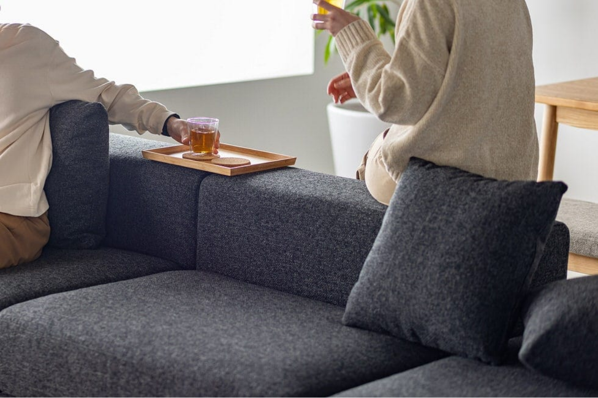 ワイドなアームによりテーブル代わりに SIEVE スナグユニットソファ 1人掛け ブラック