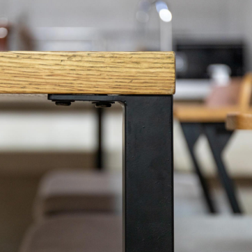 無骨な中にスタイリッシュさも併せ持った雰囲気を作るアイアン風スチール