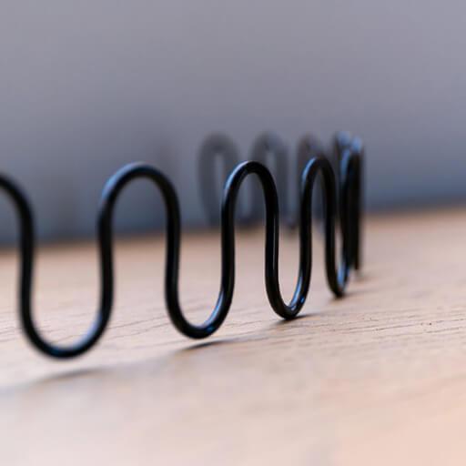 デザインと座り心地両立するSバネ