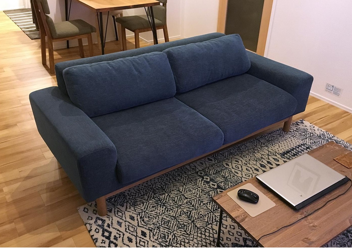 お部屋のご紹介 愛知県S様  モダンな空間に相性の合うブルー色のSIEVE バージュソファ2人掛け