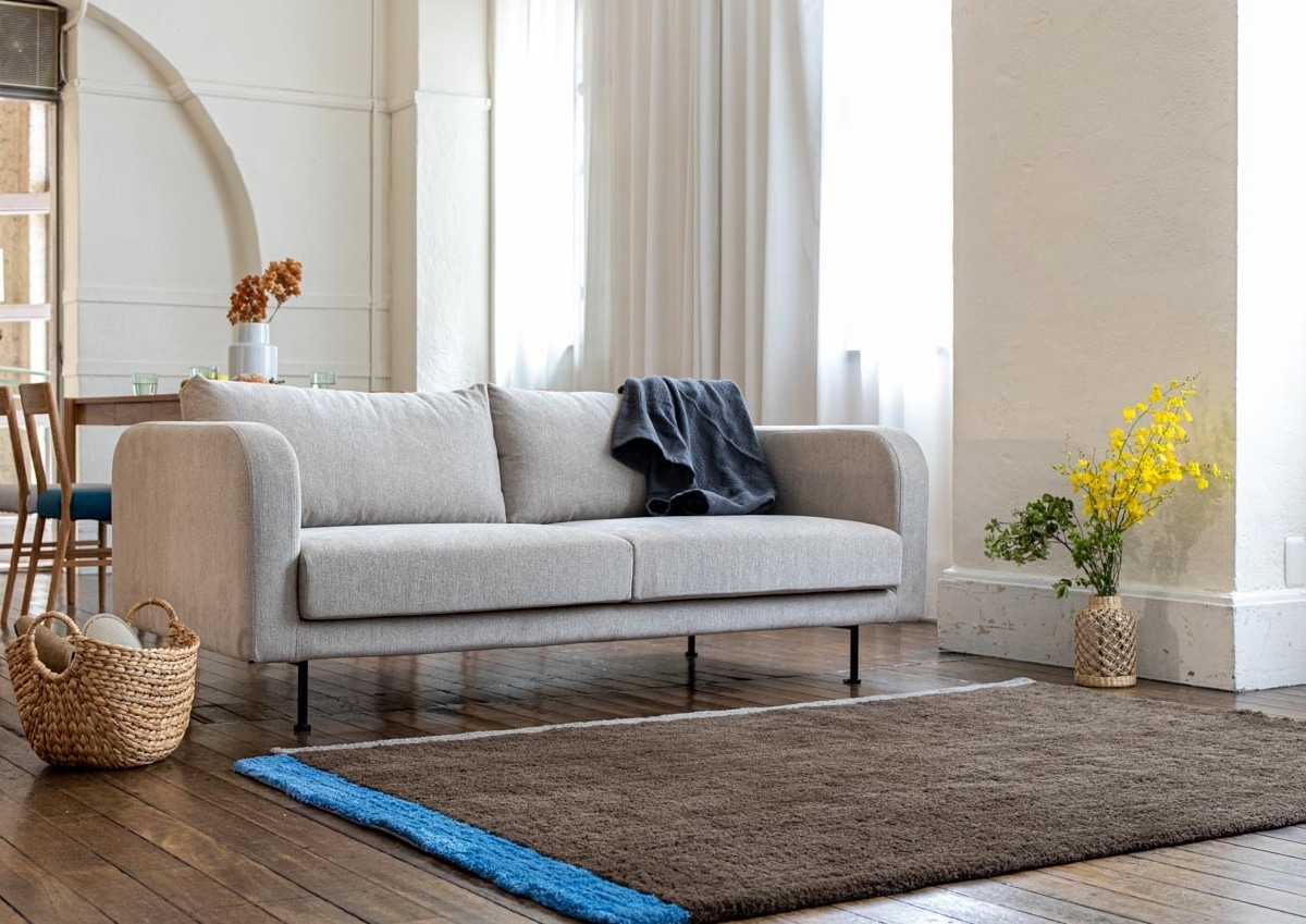 美しい曲線が生み出すミニマルで上品なソファ SIEVE モンス ソファのご紹介