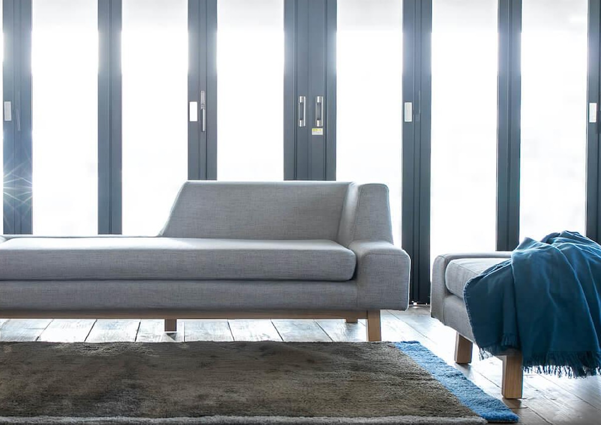 SIEVEのアシンメトリーで個性的なソファのシフトソファが形状そのままに生地をリニューアルしました