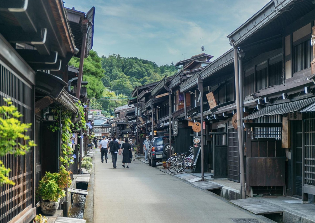 家具の6大産地の一つである岐阜県高山市で熟練職人の手により作られるKKEITO