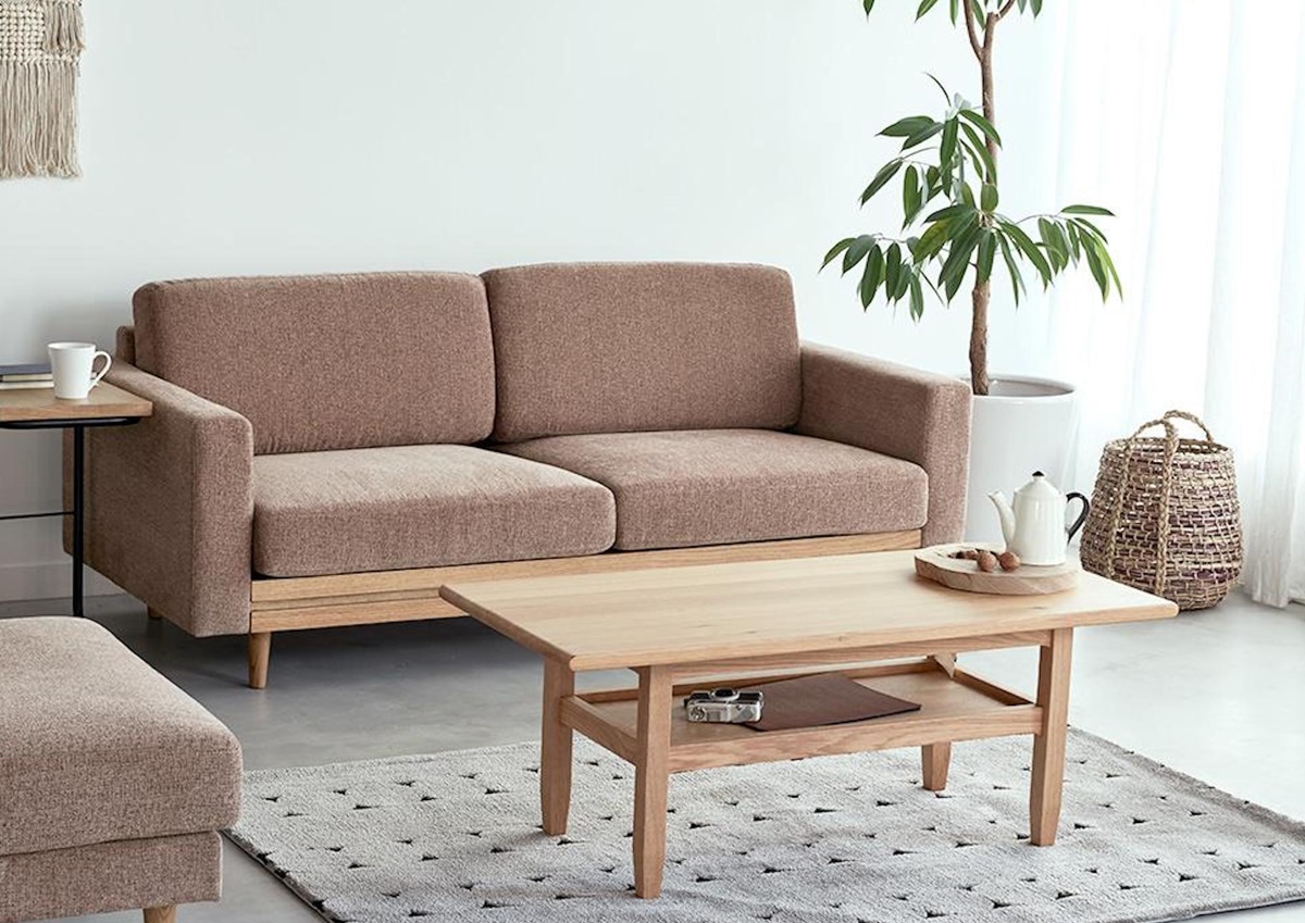 素材感あふれるウッドのアクセントによりぬくもりのあるティナソファ