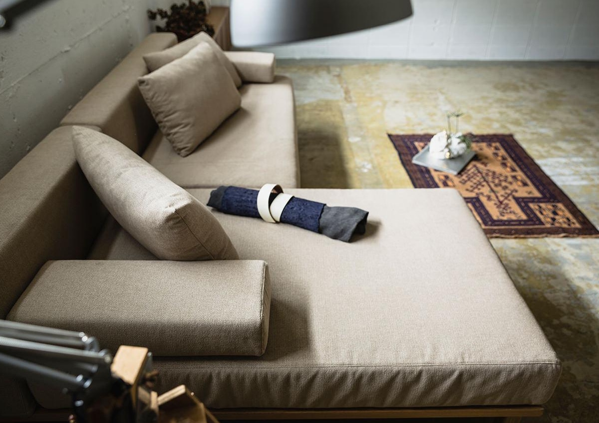 ソファ座面奥行きの違いでどのようにくつろぎ方が変わるのか